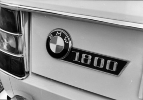 BMW 1800 (1963) – Bis August 1968 sassen Markenlogo und Schriftzug links