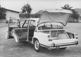 BMW 1800 (1964) – weit vorn angelenkte Kofferraumklappe BMW 1800 (1964) – weit vorn angelenkte Kofferraumklappe