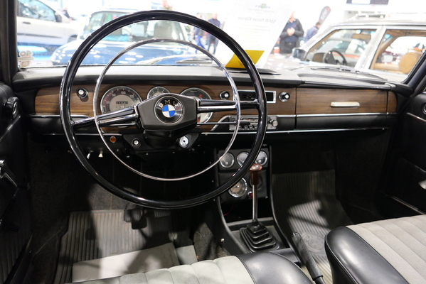 BMW 1800 (1965) aus Schweden, mit 6-Volt-Elektrik und dem geraden Armaturenbrett, TÜV neu, angeboten für 16'500 Euro – Bremen Classic Motorshow 2025