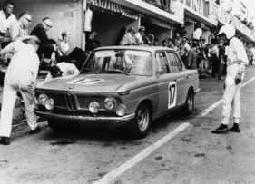 BMW 1800 (1966) - beim 24-Stunden-Rennen von Spa Francorchamps 1966 beim Boxenstopp