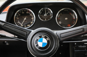 BMW 1800 (1969) – Ab Werk war der Pralltopf ein schlichtes schwarzes Plastikteil. Das BMW-Zeichen fand erst später darauf (1969)