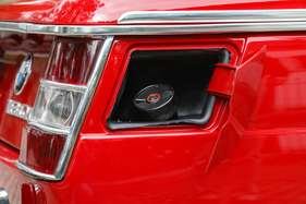 Erst mit der Modellpflege 1963 kam die seitliche Klappe