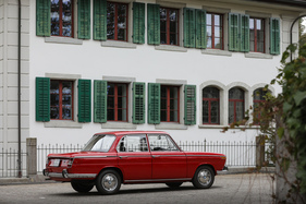 Der 1800 reckt das Heck in die Höhe – ein Zugeständnis an den rund 600 Liter fassenden Kofferraum
