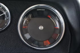 Deutsch beschriftete Instrumente. Für Informationen über Öldruck und Ladestrom muss je eine Warnleuchte reichen