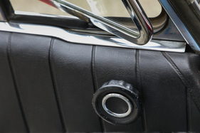 Drehknäufe statt Hebelverriegelung für die Schwenkfenster gab es bereits ab 1963