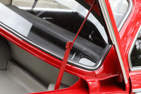 Ein filigranes Gestänge hält den schwere Deckel des Kofferraums