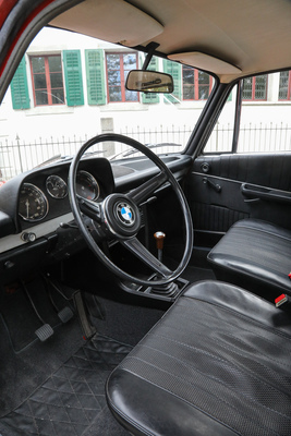 Für den damals populären Fahrstil mit ausgestreckten Armen sass der Schalthebel etwas zu weit vorne