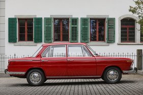 Gut versteckt: Die seitliche Zierleiste kaschiert die Fugen für Motorhaube und Kofferraumdeckel