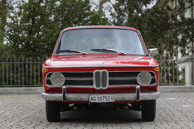 Mit dem teilweise geschwärzten Kühlergrill entsprach die "Neue Klasse" ab 1968 wieder mehr dem aktuellen Verständnis von Sportlichkeit