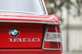 Mit der Modellpflege 1968 wanderten BMW-Zeichen und Schriftzug am Heck von links nach rechts