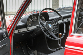 Mit der Modellpflege im Sommer 1968 erhielt der 1800 ein neues Armaturenbrett: Die Instrumente rückten höher und die Holzfolie verschwand