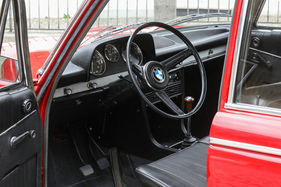 Mit der Modellpflege im Sommer 1968 erhielt der 1800 ein neues Armaturenbrett: Die Instrumente rückten höher und die Holzfolie verschwand