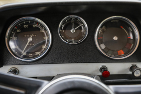 Statt der Zeituhr war auf Wunsch und gegen Aufpreis auch ein Drehzahlmesser erhältlich