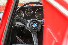 Statt durch Druck auf den Pralltopf wird über die drei Tasten in den Lenkradspeichen gehupt