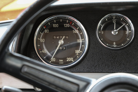 Tacho bis 200 km/h; statt Drehzahlmesser gibt es lediglich rote Schaltmarkierungen