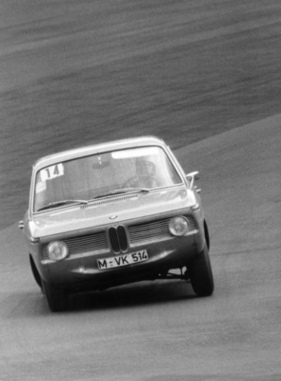BMW 1800 TI (1964) - Hubert Hahne beim Internationalen ADAC 12-Stunden-Rennen für Tourenwagen "Um den Werner-Engel-Pokal" 1964