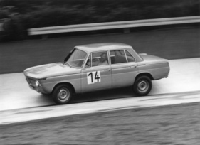 BMW 1800 TI (1964) - Hubert Hahne beim Internationalen ADAC 12-Stunden-Rennen für Tourenwagen "Um den Werner-Engel-Pokal" 1964