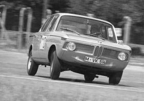 BMW 1800 TI (1964) - Hubert Hahne beim Internationalen HMSC-Rundstrecken-Rennen auf dem Flugplatz Mainz-Finthen 1964