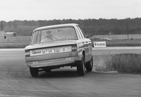 BMW 1800 TI (1964) - Hubert Hahne beim Internationalen HMSC-Rundstrecken-Rennen auf dem Flugplatz Mainz-Finthen 1964