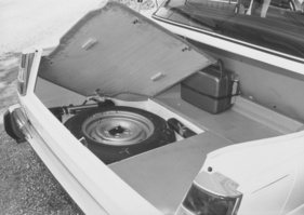 BMW 1800 TI (1964) – Reserverad und -kanister im Kofferraum