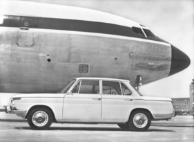BMW 1800 TI (1964) – Werksbild vor einer Boeing 707