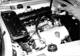 BMW 1800 TI (1964) - auf 9,5 zu 1 verdichteter Vierzylinder mit zwei Solex-Doppelvergasern leisten an der Bremse 110 DIN-PS - Genfer Automobilsalon 1964
