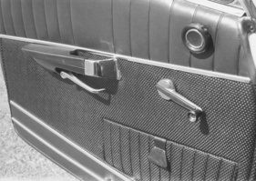 BMW 1800 TI (1964) – die vordere Türverkleidung mit Kartentasche, Fensterkurbel und Drehrad für das Ausstellfenster (1964)