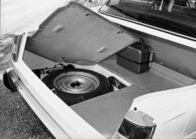 BMW 1800 ti (1964) - das Reserverad ist unter dem Kofferraumboden