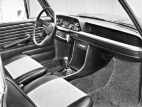 BMW 1802 (1972) - Interieur mit vielen Sicherheitsattributen wie blendfreien Instrumenten, Prallplatte im Lenkrad, versenkt angeordnetes Zündschluss, usw.