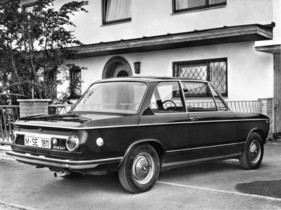 BMW 1802 (1972) - zwischen 1600-2 und 2002 angesiedelt, nun mit rundumlaufenden Schutzleisten