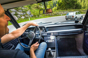 BMW 1802 touring (1973) – muss sich schon ein bisschen anstrengen, um am jüngeren Golf dranzubleiben