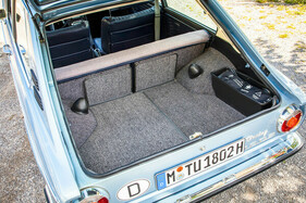 BMW 1802 touring (1973) – vor allem bei heruntergeklappter Rückbanklehne lässt sich einiges im BMW unterbringen. (1973)