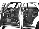 BMW 2000 (1966) – bequemer Zugang zu allen Sitzen, Armaturenbrett mit Holzfolie beklebt (im TI mit Leder-Nachahmung)