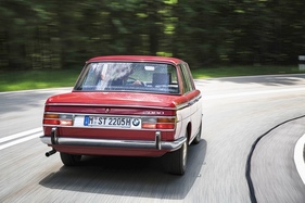 BMW 2000 (1971) - Das BMW-Emblem muss mit einem weniger prominenten Platz vorliebnehmen