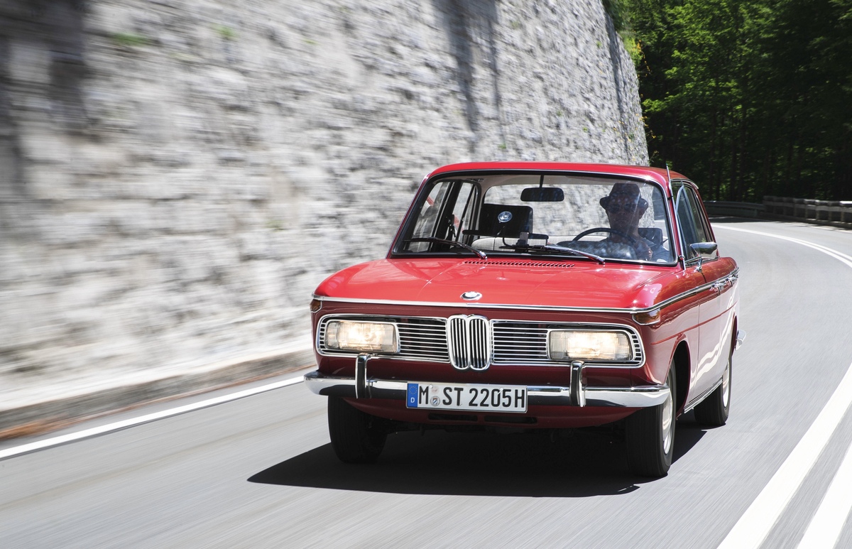 BMW 2000 (1971) - Ganz pazifistisch sieht der Münchner nicht aus