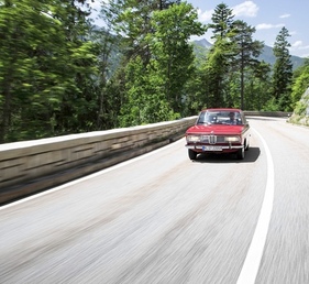 BMW 2000 (1971) - Gleitet elegant durch Raum und Zeit...