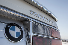 BMW 2000 (1971) - Schriftzug und BMW-Zeichen