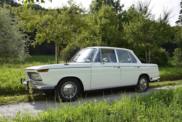 Bild: BMW 2000 (1971) - angeboten an der Versteigerung der Oldtimer Galerie in Toffen am 29. November 2014