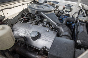 BMW 2000 (1971) - der Motor ist längs eingebaut und treibt die Hinterräder an