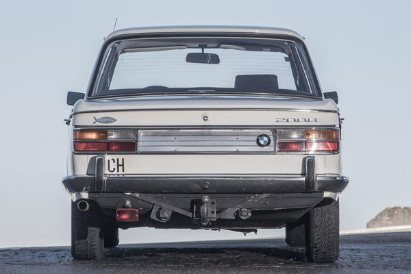 BMW 2000 (1971) - die Heckansicht ist durch die Leuchten und deren Verbindung geprägt