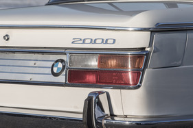 BMW 2000 (1971) - die Heckleuchten waren breitet gearbeitet als bei den übrigen Modellen der Neuen Klasse