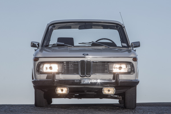BMW 2000 (1971) - die Niere in der Mitte wird durch zwei Rechteckscheinwerfer ergänzt