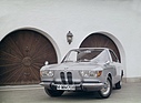 BMW 2000 CS (1965) - Auffallend sind neben den Scheinwerfern auch die 32 Schlitze hinter der Stossstange