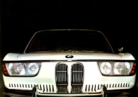 BMW 2000 CS (1966) - gut sichtbar die "Haifischzähne" unten bei der Stossstange