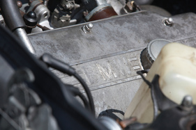 BMW 2000 CS (1967) - BMW-Schriftzug auf dem Motorblock