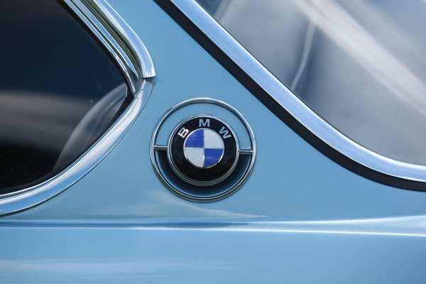 BMW 2000 CS (1967) - BMW-Zeichen auf der C-Säule