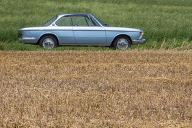 BMW 2000 CS (1967) - aus dieser Perspektive kaum von den grösseren Nachfolgern der Baureihe E9 zu unterscheiden