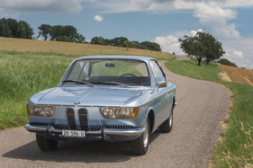 BMW 2000 CS (1967) - die Front ist geprgät von den breiten Leuchten und der von Blech umgebenen Niere