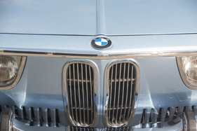 BMW 2000 CS (1967) - die Niere reichte nicht, viele zusätzlich Luftschlitze sollen den Motorraum mit Kühlluft versorgen