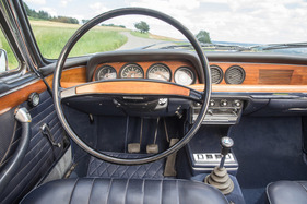 BMW 2000 CS (1967) - hoch montiertes Lenkrad, komplette Uhrensammlung